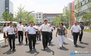 石碣鎮(zhèn)黨委書(shū)記等領(lǐng)導(dǎo)來(lái)我司參觀和指導(dǎo)工作